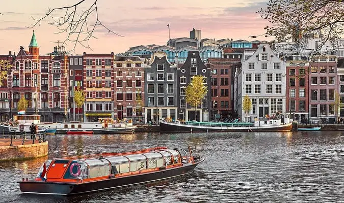 Dicas de Hotéis ao Longo do Rio Amstel em Amsterdam