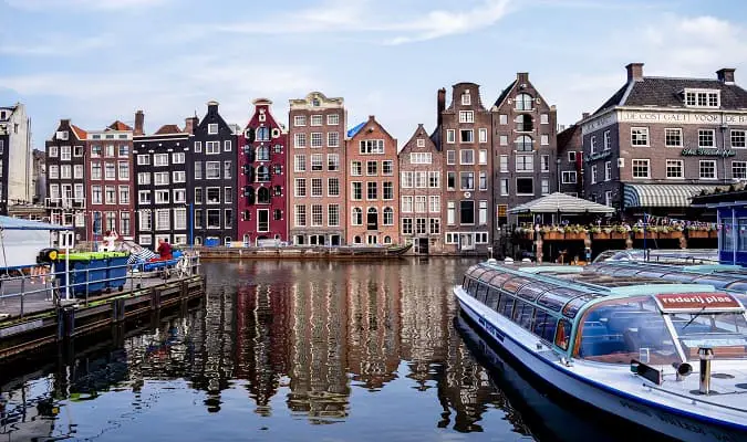 Amsterdam possui mais canais do que Veneza e mais pontes do que Paris.