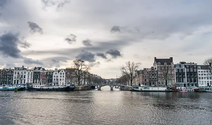 Amsterdam conta com mais de 1.200 pontes, e 80 delas podem ser encontradas dentro do anel do canal.